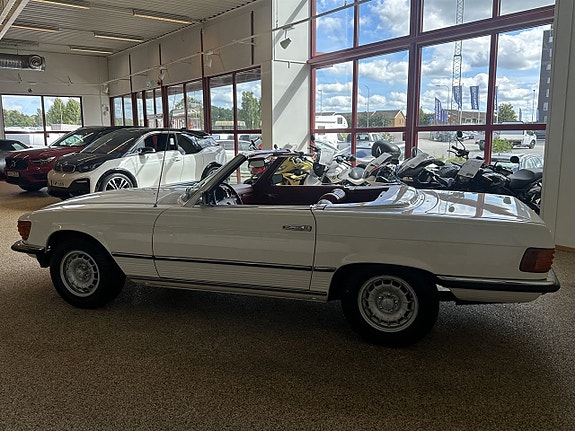 Mercedes-Benz 350 SL 11 of 17