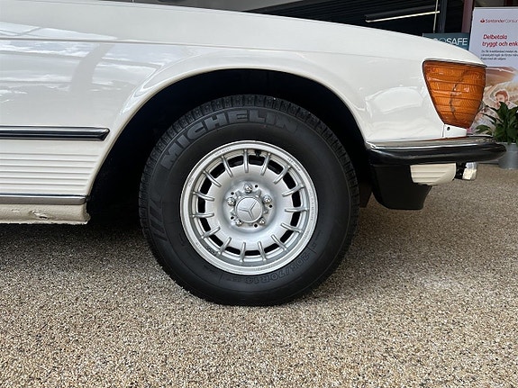 Mercedes-Benz 350 SL 15 of 17