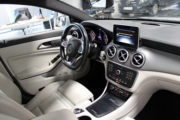 Mercedes-Benz CLA250 11 of 16