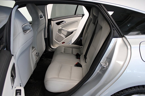 Mercedes-Benz CLA250 8 of 16