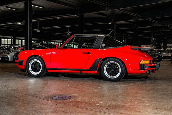Porsche 911 Carrera 3 of 5