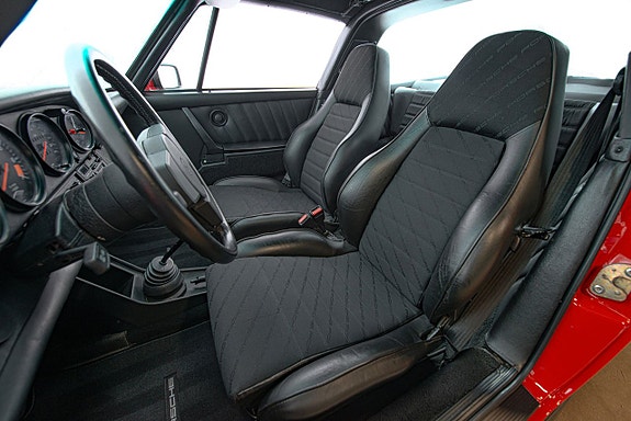 Porsche 911 Carrera 15 of 27