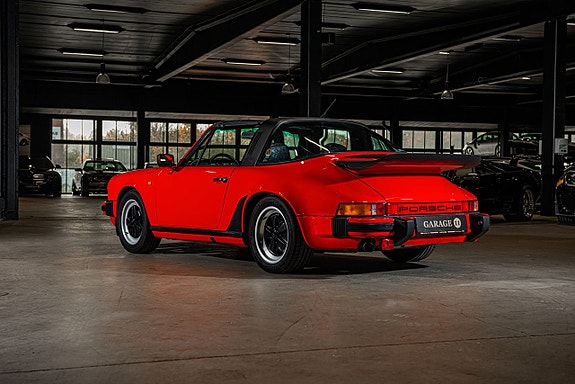 Porsche 911 Carrera 4 of 5