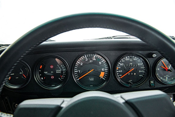 Porsche 911 Carrera 19 of 27