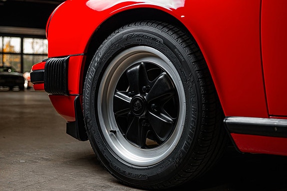 Porsche 911 Carrera 24 of 27