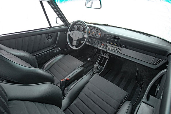 Porsche 911 Carrera 16 of 27