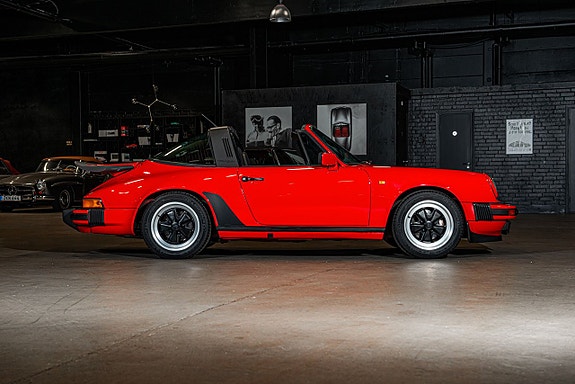 Porsche 911 Carrera 9 of 27