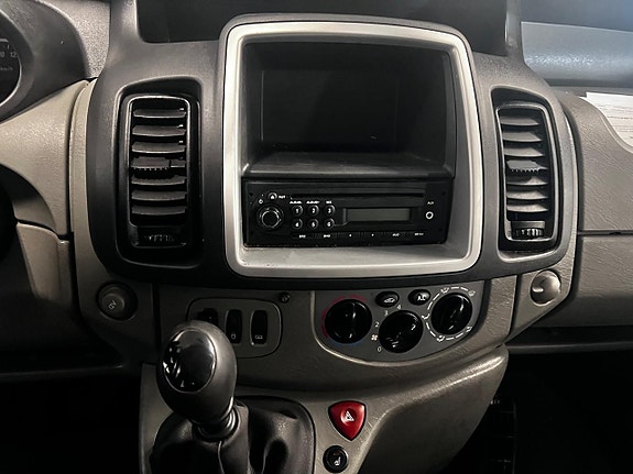 Opel Vivaro 12 of 12
