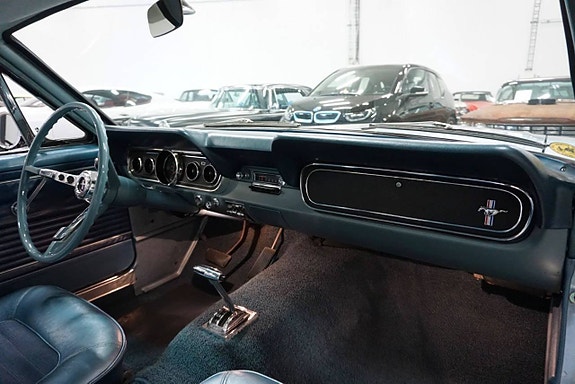 Ford Mustang 24 of 27