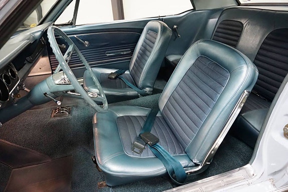 Ford Mustang 15 of 27