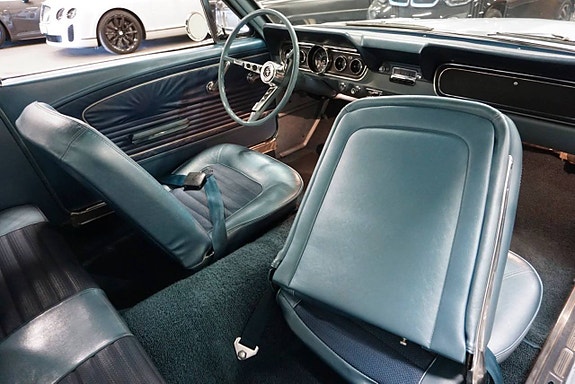 Ford Mustang 22 of 27
