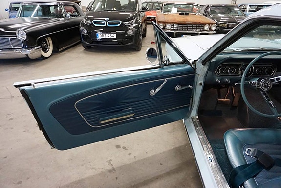 Ford Mustang 13 of 27