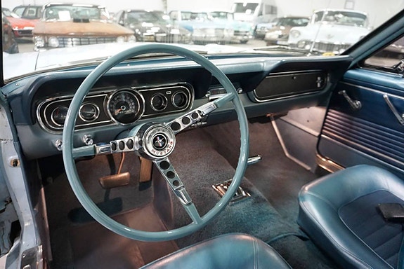 Ford Mustang 23 of 27