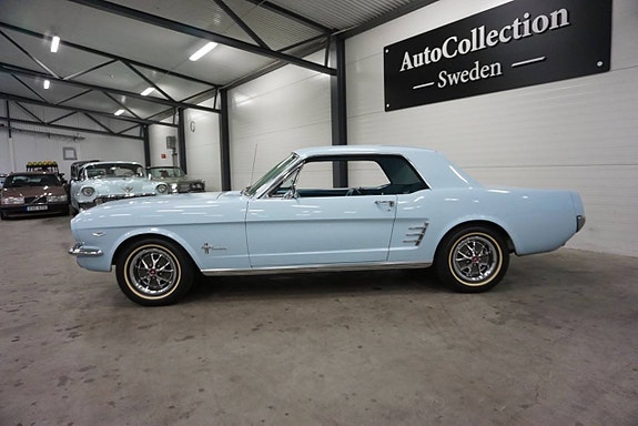 Ford Mustang 3 of 5