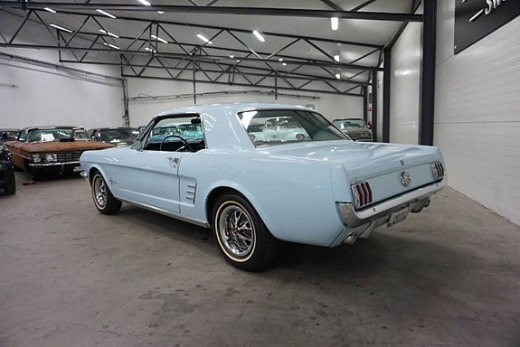 Ford Mustang 4 of 5