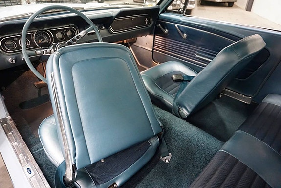 Ford Mustang 17 of 27