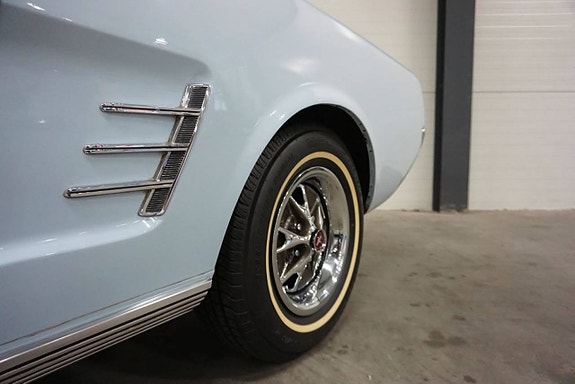 Ford Mustang 12 of 27