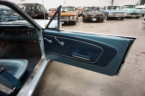 Ford Mustang 18 of 27