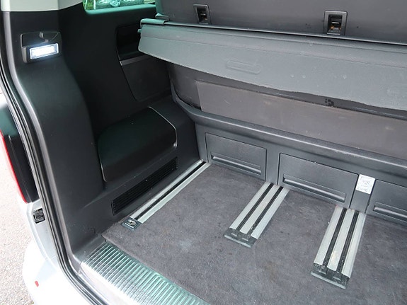 Volkswagen Multivan 13 of 17