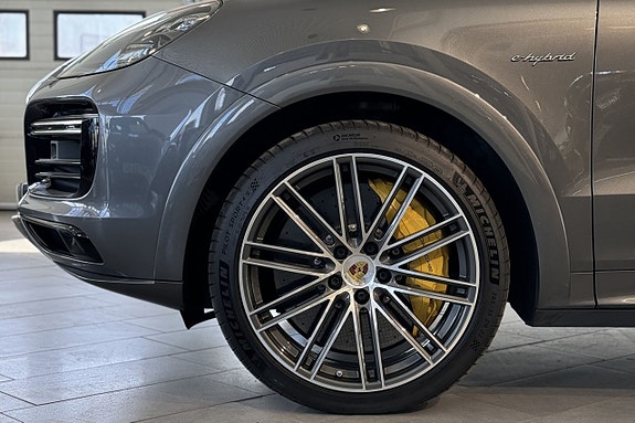 Porsche Cayenne Turbo S 4 of 5