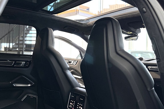 Porsche Cayenne Turbo S 15 of 29