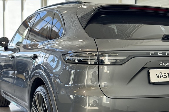 Porsche Cayenne Turbo S 5 of 5