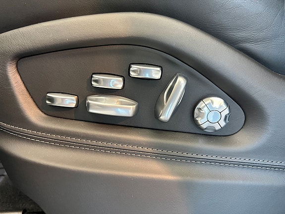 Porsche Cayenne Turbo S 9 of 29