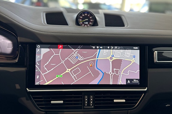 Porsche Cayenne Turbo S 28 of 29