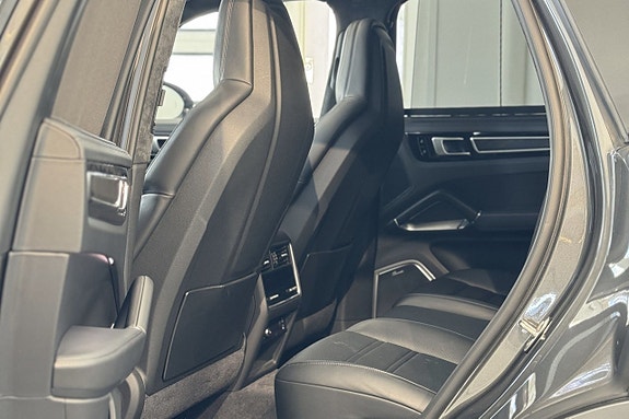 Porsche Cayenne Turbo S 24 of 29