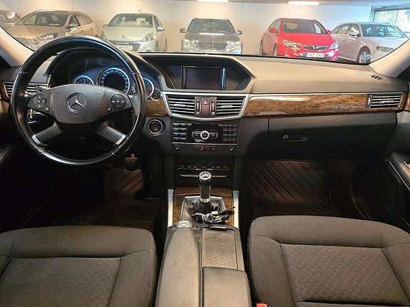 Mercedes-Benz E200 15 of 18
