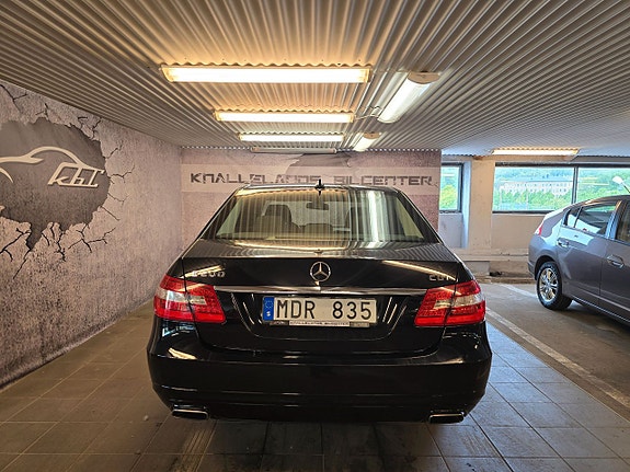 Mercedes-Benz E200 4 of 5