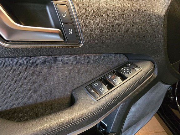 Mercedes-Benz E200 10 of 18