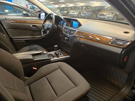 Mercedes-Benz E200 13 of 18