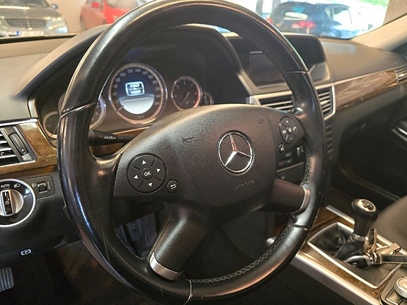 Mercedes-Benz E200 7 of 18