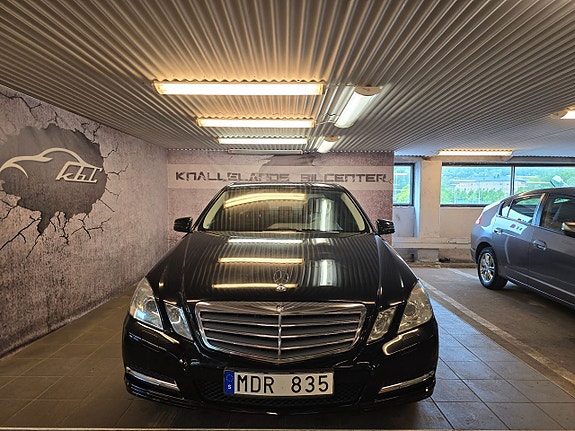 Mercedes-Benz E200 2 of 5