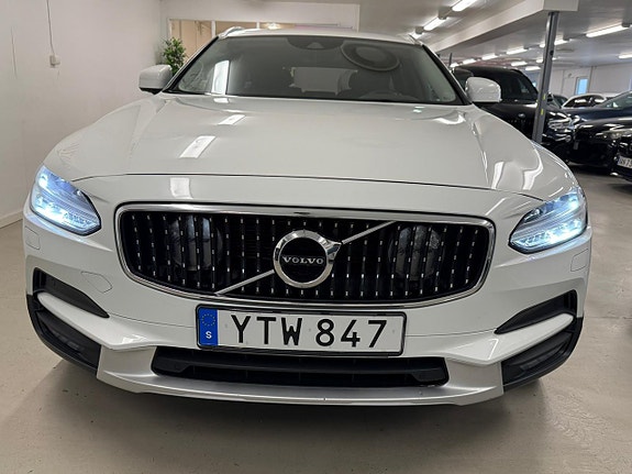 Volvo V90 Cross Country 2 of 5