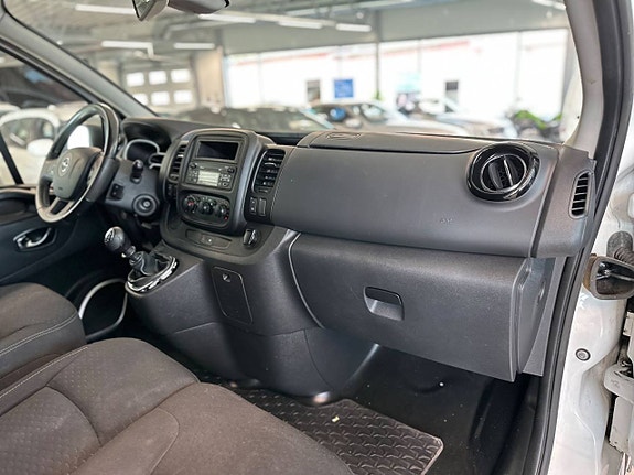 Opel Vivaro 13 of 19
