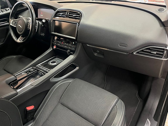 Jaguar F-PACE 16 of 25