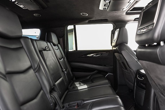 Cadillac Escalade 13 of 23