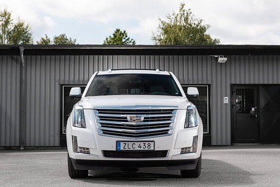 Cadillac Escalade 4 of 5