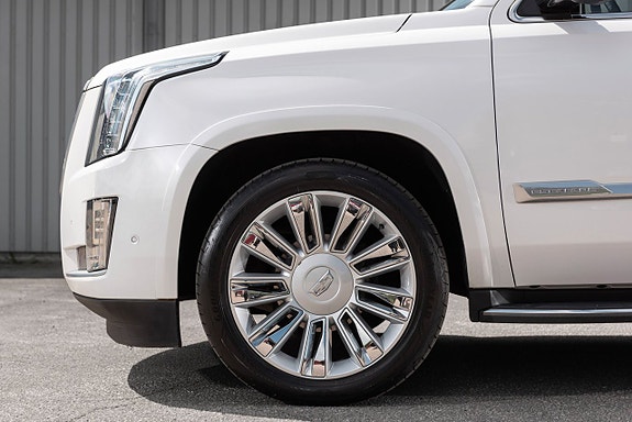 Cadillac Escalade 5 of 5