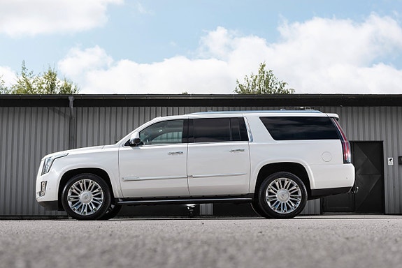 Cadillac Escalade 3 of 5