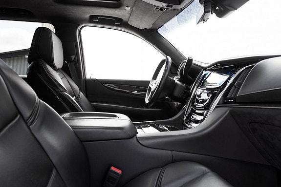Cadillac Escalade 18 of 23