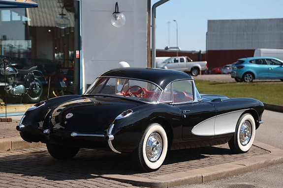 Chevrolet Corvette 9 of 18
