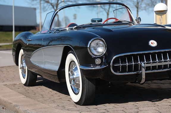 Chevrolet Corvette 10 of 18