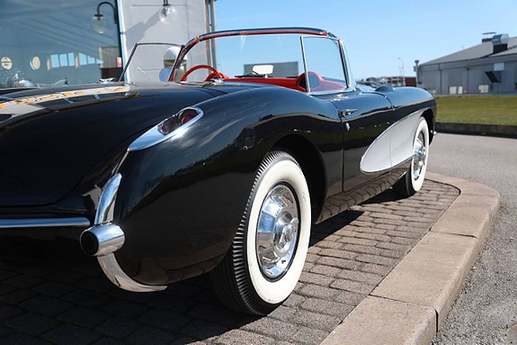 Chevrolet Corvette 6 of 18