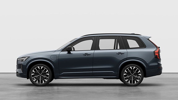 Volvo XC90 2 of 11