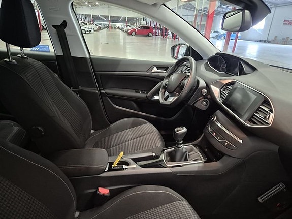 Peugeot 308 4 of 5