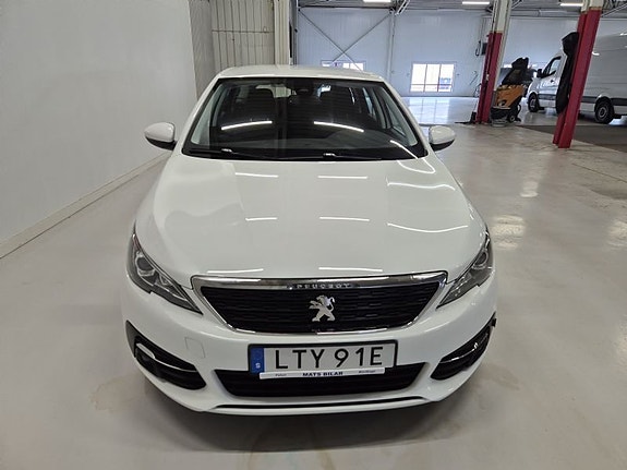 Peugeot 308 2 of 5