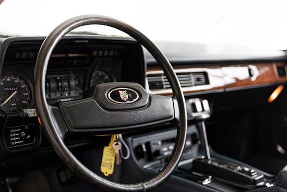 Jaguar XJ 12 of 23